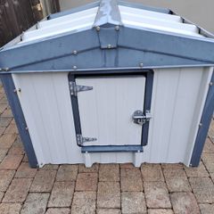 Insulated dog kennel
