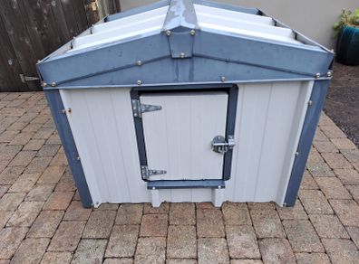 Insulated dog kennel