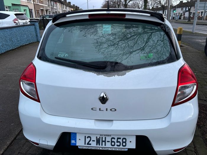 White Renault Clio 2012