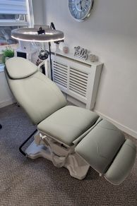 Electric Rotating Cosmetic/Beauty Chair (3 Motors)