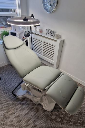 Electric Rotating Cosmetic/Beauty Chair (3 Motors)