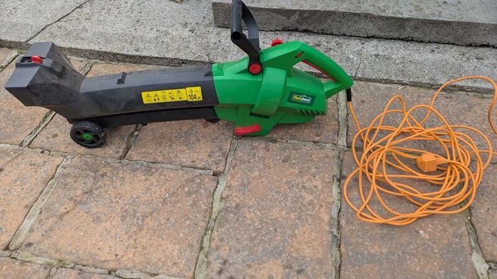 Leaf blower/vacuum