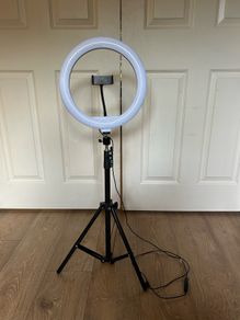 Ring light with tripod