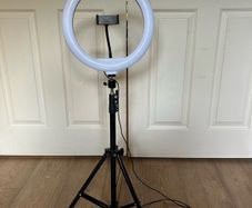 Ring light with tripod