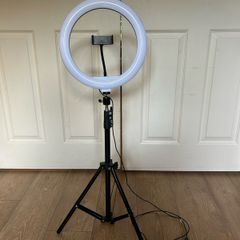 Ring light with tripod