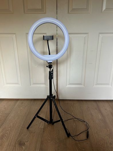 Ring light with tripod