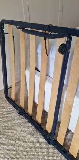 Flat fold-down rollaway bed