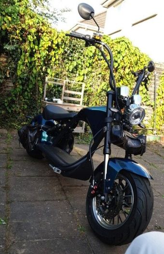 Fully Electric Chopper/Harley looks like a motorbike with matching side boxes