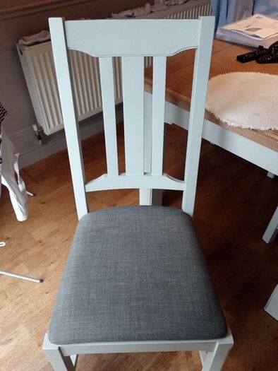 table 4 chairs and 2 armchairs