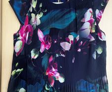 floral blouse/top