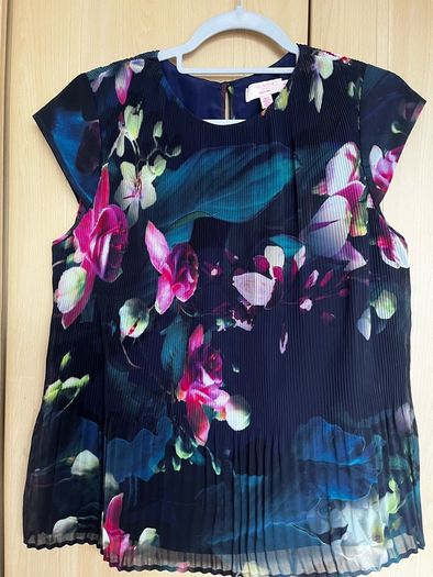 floral blouse/top
