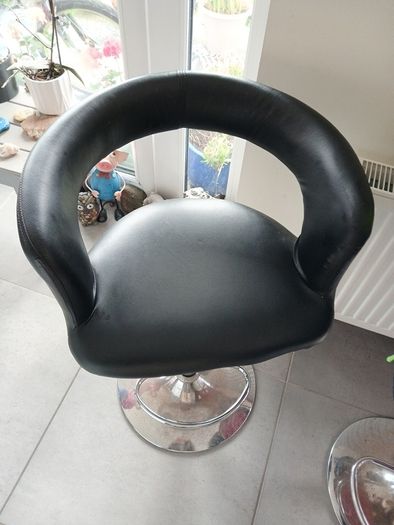 High stools chairs x3