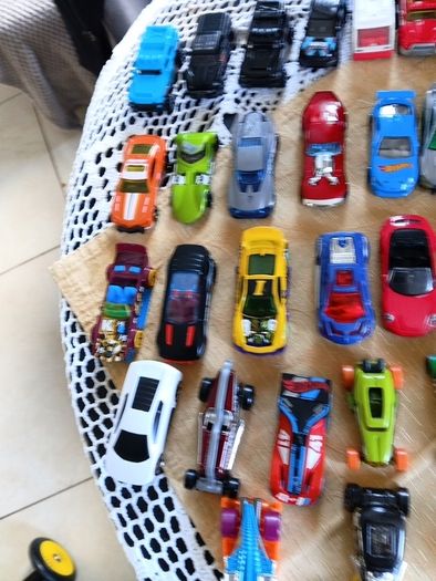 33 die cast metal cars e.c.t