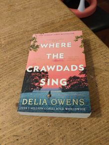 Paperback book, Where the crawdads sing, Delia Owens