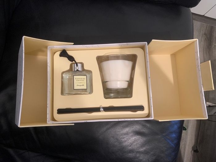 Tipperary Crystal scented candle and diffuser set. Honeysuckle