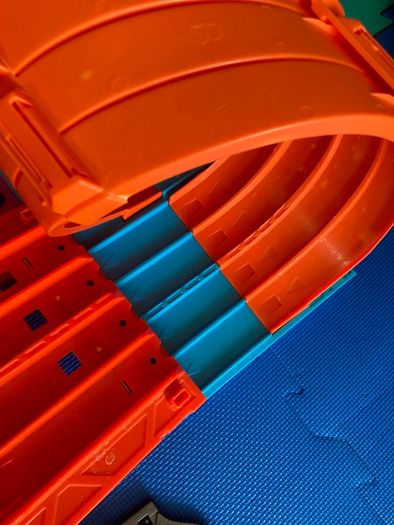 Hot Wheels Track Builder Race Crate with some cars