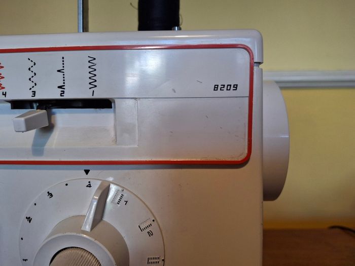 Singer Sewing Machine 8209