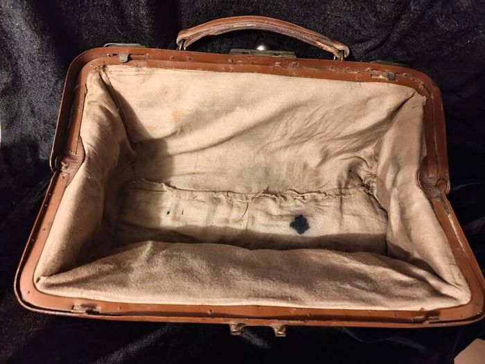 antique Gladstone doctors bag