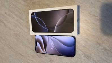 iPhone 16 Pro Max 256GB + AirPods + Case