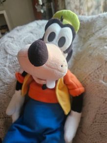 Disney 24 inch Goofy soft toy.