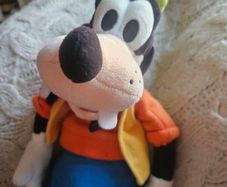 Disney 24 inch Goofy soft toy.
