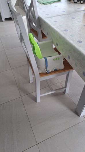 Baby feeding chair
