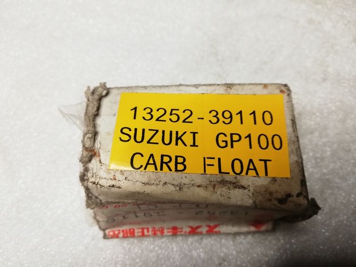 Suzuki GP100 Carb Float 13252-39110