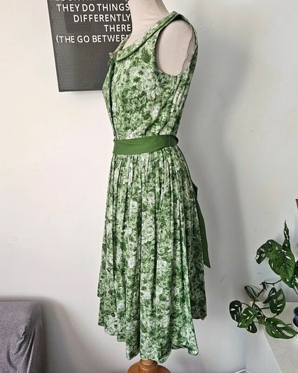 Vintage 1950s 1960s green floral cotton tea dress handmade feminine summer S 8 10