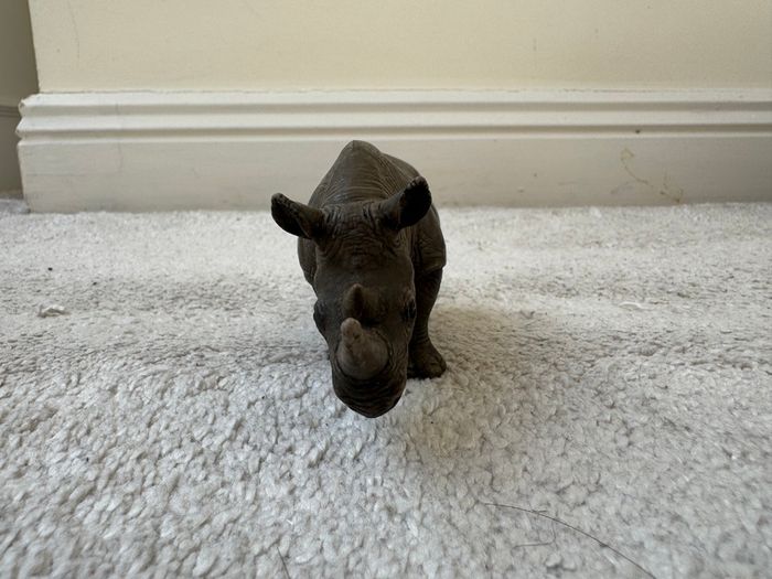 Schleich 2001 Rhinoceros Rhino Retired Wild Animal Figurine The horn is damaged Used Please look at the pictures