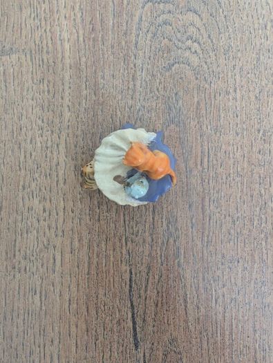5 miniatures for collectors or dollhouses