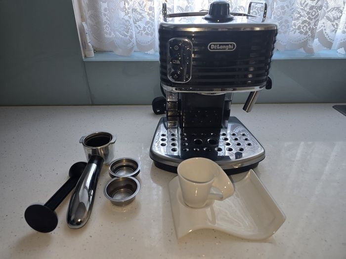 De'Longhi Scultura Traditional Barista Pump Espresso Machine, Coffee and Cappuccino Maker, ECZ351BK