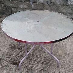 garden table was used for potting needs a tidy up. Not accepting people with bad feedback to many time wasters