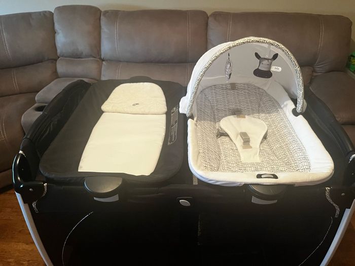 JOLE Excursion Change & Bounce Travel Cot