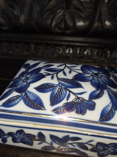 Vintage Chinese Porcelain Trinket Box with Gold Gilt Detail