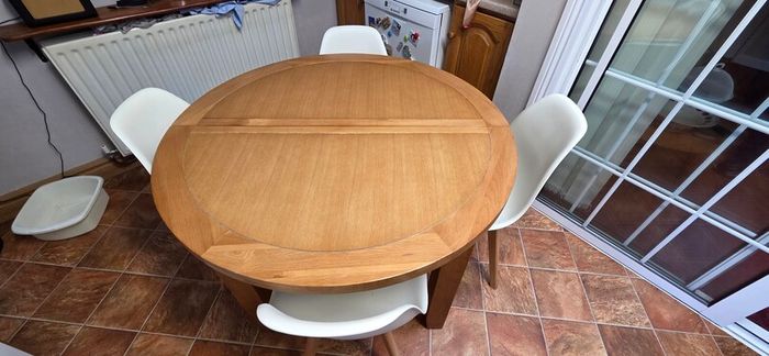 Extenable kitchen Table and four chairs