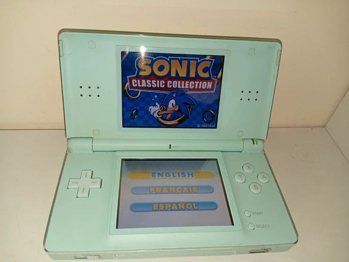 Nintendo ds lite ice blue with flashcard working with minor issues-no charger