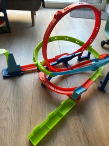 Hot wheels race track