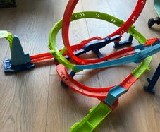 Hot wheels race track