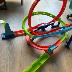 Hot wheels race track