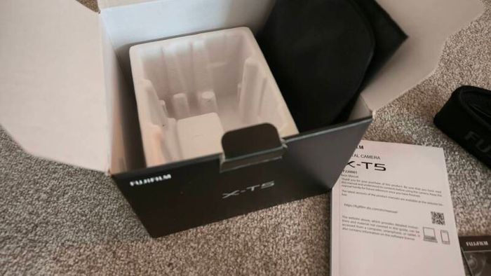 Fujifilm X-T5 Silver - Mint Condition - Low Shutter Count + Extras
