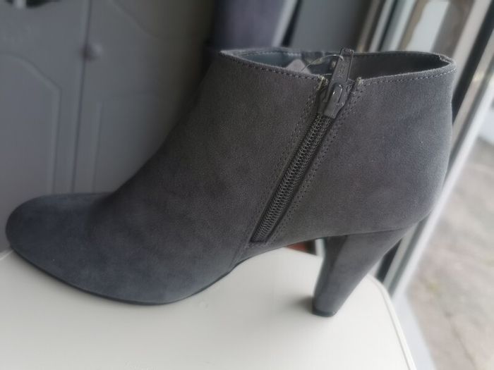 Light grey ankle boots. Brand new with tag. Colour is lighter than the pictures.