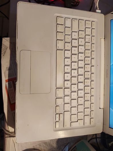 Vintage Apple MacBook, working fine and in reasonable condition for its age. No Charger