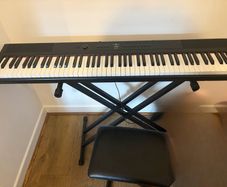 Electric Keyboard (seat+stand included)