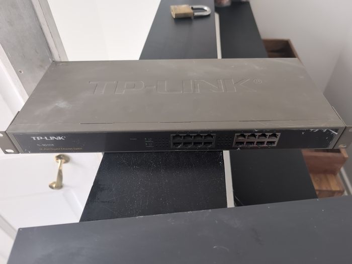 tp link tl-sg1016  16 port rackable switch lead included