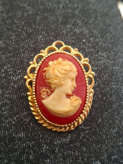 Vintage Cameo Brooch