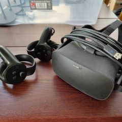 Oculus Rift CV1 with touch controls and 5 sensors