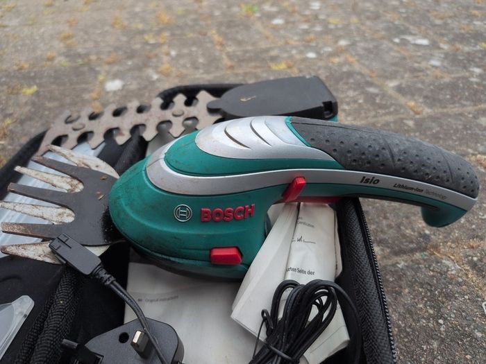 Bosch Isio 3 Cordless Shrub and Grass Shear Set
