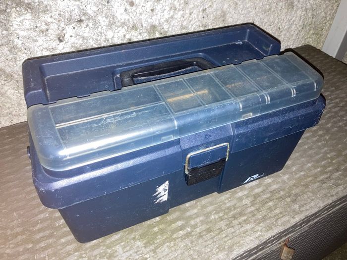 Beachcaster and reel with grip leads and tackle box