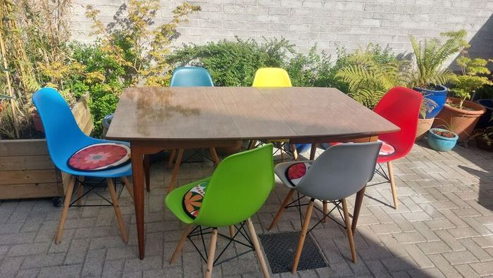 Fabulous Original Mid-Century Modern Extendable Dining or Kitchen Table For Four to Six People, Very Good Condition, Chairs NOT Included