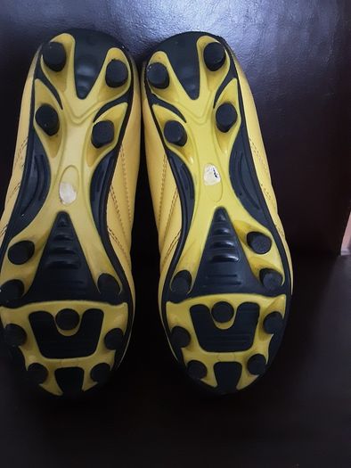 Football Boots/Junior Yellow Football Boots .. Size: 12 UK/FINAL Price Drop